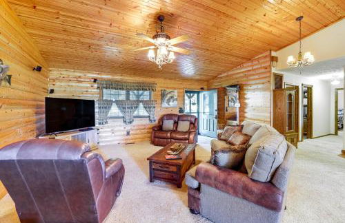 Just a Cast Away Cassville Cabin with Covered Deck - Foto 4