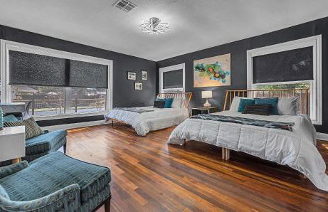 New-The Mod Poppy Large home 10 minutes from it all - Photo 36