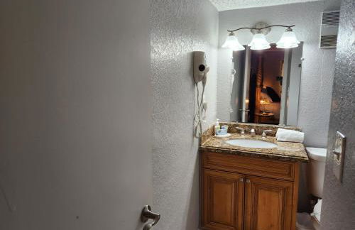 Beautiful 2-Bedroom Condo Near Universal and other Orlando Attractions, King Bed & Wi-Fi - Foto 19