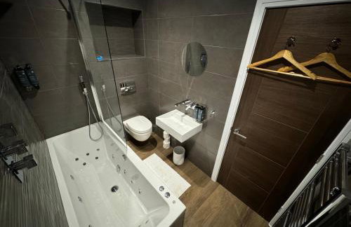 Southgate Luxury Apartments-Jaquzzi Bath-Private Parking- suitable for contractors - Foto 77