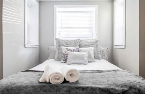 Centrally-Located Well-Decorated Solar-Powered - Foto 7