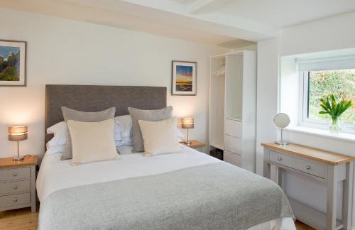 Hillside Studio - Photo 4