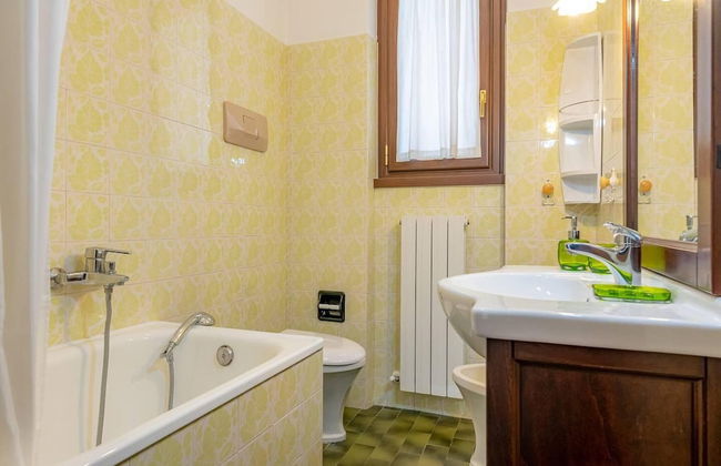 Charming 4-bed Apartment -lake Views & Balconies - Foto 14