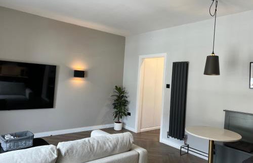 Convenient Clapham Junction Flat - Photo 8