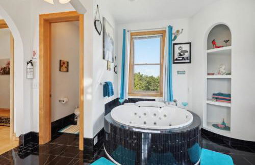 The Starlight Tower Hot Tub Suite with 8-Jet Massage Shower and Amazing Views - Foto 6