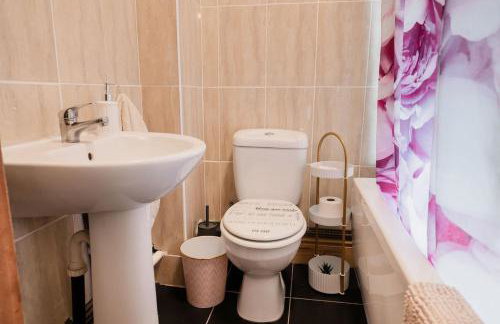 Spacious 6 bedroom House in Dudley with optional Nursery-Drive and Garage-Families and Contractors Welcome - Foto 15