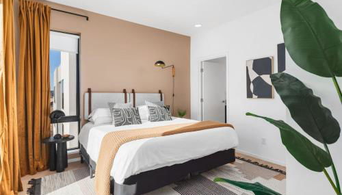 Penthouse Condo on River with Garage and Patio, Walk Downtown - Foto 3