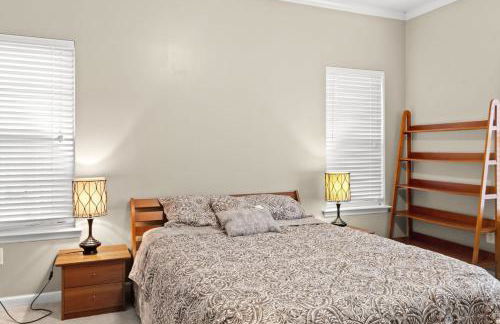 Private Fenced Yard • Sleeps 10 • Mins to Malls - Foto 16