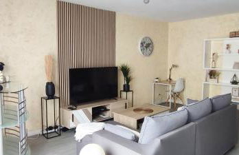 Cosy Appart - Proche Eurexpo - Balcon - Parking - Spacieux T2 - Foto 1