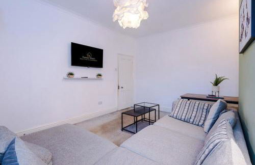 4 Bedroom House in Walkden with Free Parking, by Short Term Digs Short Lets & Serviced Accommodation - Foto 14