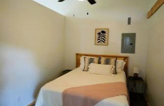 Luxe 2BR Cabin with Deck and Creek View - Working Farm - Foto 13