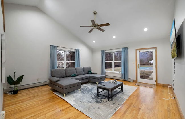 Cozy Fall Home With 4BR and Fireplace - Photo 5