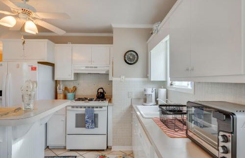 2 Mi to Atlantic Beach Coastal Retreat with Deck - Foto 7