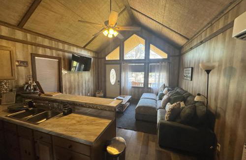 Rustic Chic Alabama Cabin w Loft Fire Pit Pet Friendly Fenced Yard Lake Guntersville - Coco Chateau - Foto 17