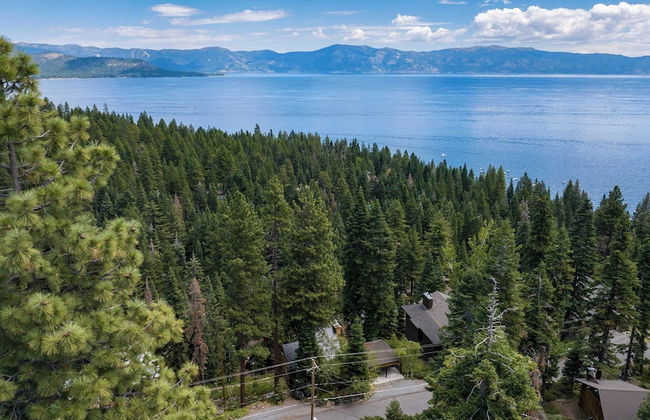 Lake View, Firepit, Game Room Remodeled Lake Tahoe Luxury Cabin by Avantstay - Foto 3