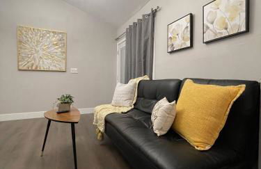 Airy Modern 2BR/2BA - Parking + Laundry + Sleep 6 - Foto 7