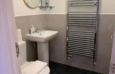 Contractor 4 bed Stay Rhoose 5 mins from Cardiff Airport and Barry - Foto 12