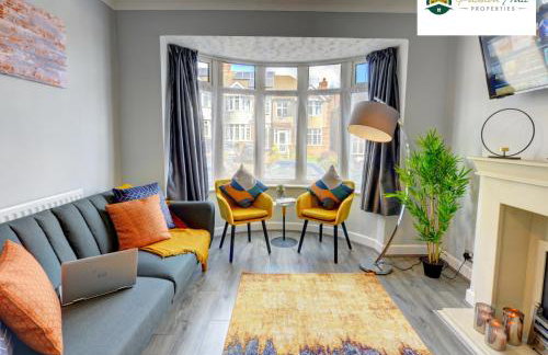 4 Bedroom House - Sleeps 7, Near Coventry Airport, City Centre, Free Wi-Fi with Driveway Parking & Garden, Full Kitchen - AHC - Photo 6