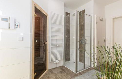 5 Sterne Ferienhaus direkt am See mit Sauna-Kamin-Garten - Foto 13