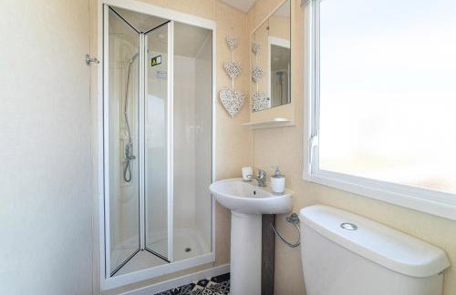 Dog Friendly Lovely Caravan 4 Berth Towyn North Wales Read full host details before booking Mon in to Fri out Fri in to Mon out Mon to Mon Fri to Fri ONLY - Foto 17