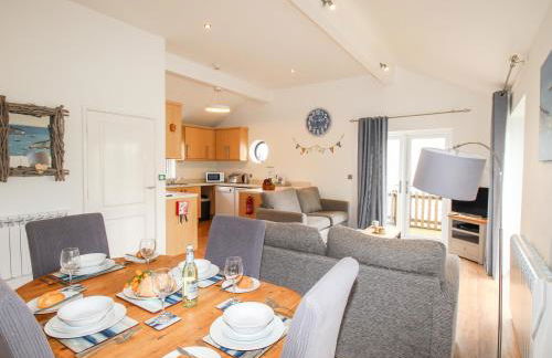 Beside the Sea - Photo 6