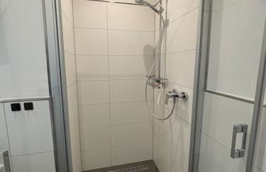 Zentrale Wohnung mit eigenem Eingang und Stellplatz - Foto 14