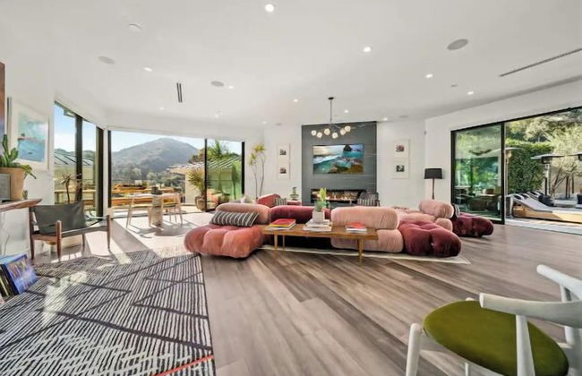 Willow Glen - Hollywood Hills Multi-level Villa With Theater & Pool - Photo 23