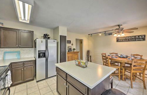 Family Friendly! Poolside Desert Oasis in Glendale - Foto 9