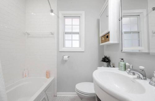 Massive 3 bedroom with large backyard - Foto 13