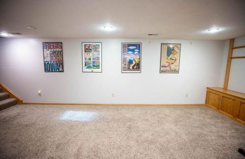 Work & Relax, 3BR Home with Office, Close to Downtown & Prairie Trail, Parking - Foto 21