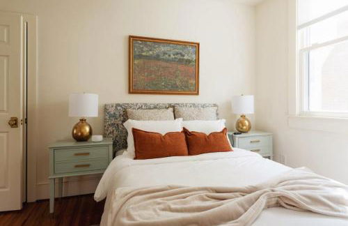 Historic 1897 Bill Murray House, DT Charm, Game Room and Parking - Foto 16