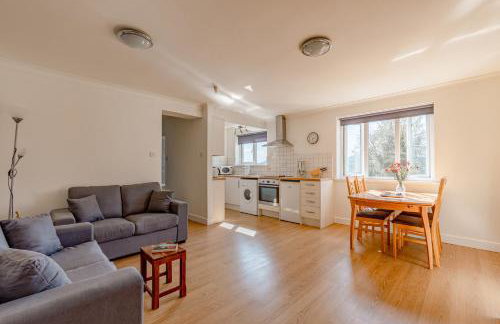 Luxury 2 Bed Room Lake View Apt Bowness Parking - Photo 8