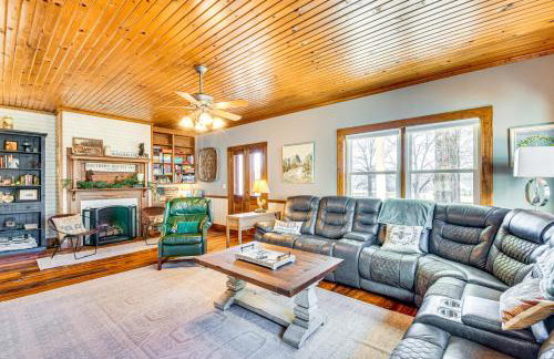 Historic Farmhouse with Modern Amenities and Hot Tub - Foto 7