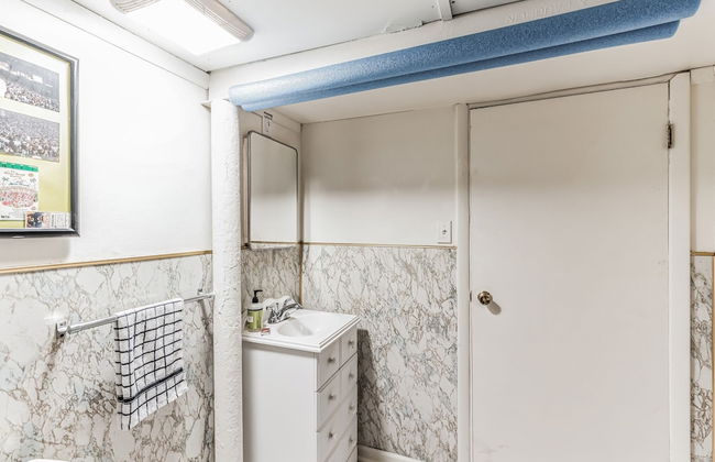 Unique Charmer: Outdoor Space & More Near Um 3 Bedroom Home by RedAwning - Foto 24