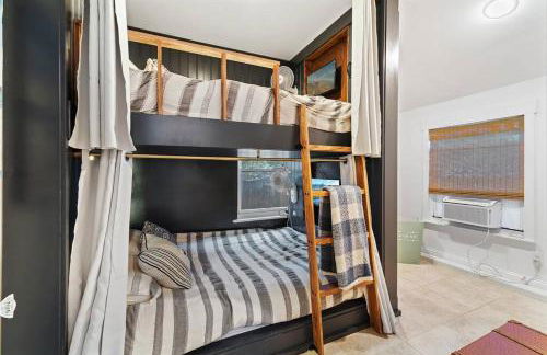 Two Cottages w/ Patios - Close to Beach - Foto 27