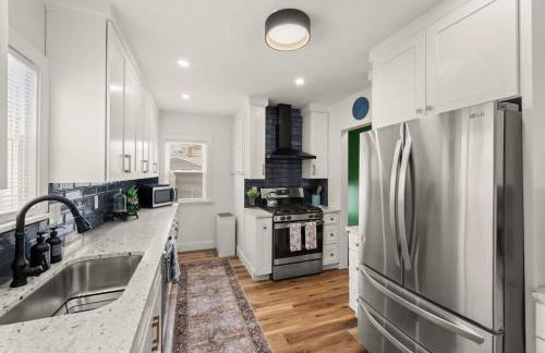 Hot Tub - Game Room - Chic & Spacious - Sleeps 10 - Foto 16