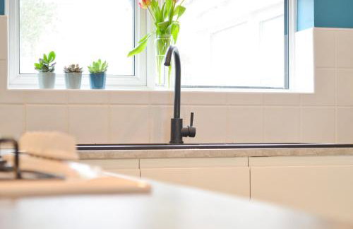 Princes Esplanade-Beachfront House with Balcony a stone throw from Gurnard Beach - Foto 16