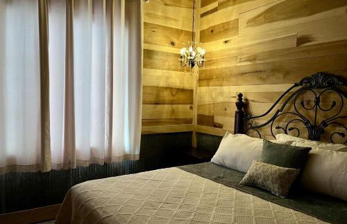 Romantic Cottage w Hot Tub & Views - Photo 16