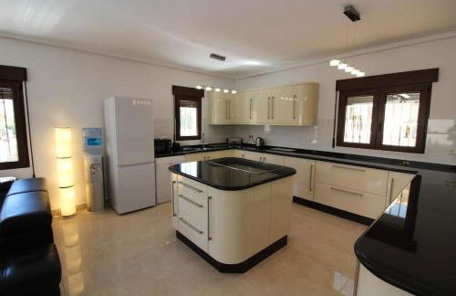 5 Bedroom, Luxury Villa - Heated Pool - Foto 7