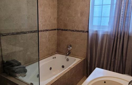 3 bedroom 2 bath home with Jacuzzi near Beverly Hills, wi-fi, Jacuzzi, Roku, BBQ, giant games family fun - Foto 19