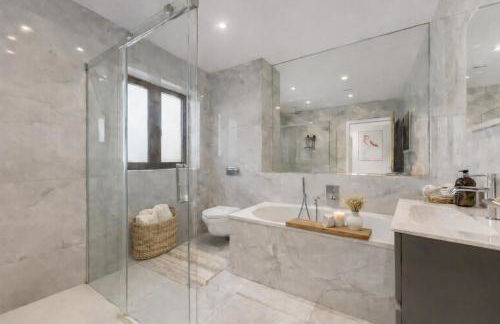 Luxury 4BR Smart Home with Smart Features, Garden, SkyStream & Free Parking - Sleeps Up To 8 in Gerrards Cross SL9 - Photo 7