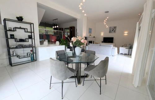 Luxurious Villa with Pool - Foto 67