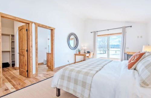 Family Fun Fireplace & Huge Deck - Photo 26