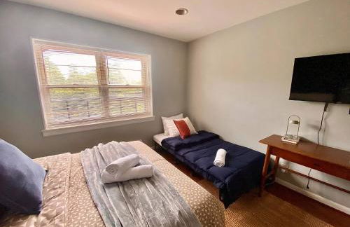 Easy PATH&Bus access- NYC| designer home + Deck. - Photo 17