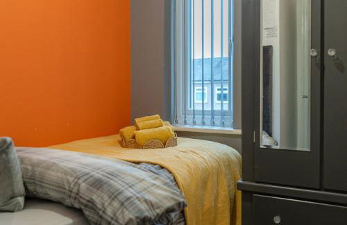 Glenroy Place - sleeps 7, private drive, log burner - Foto 12