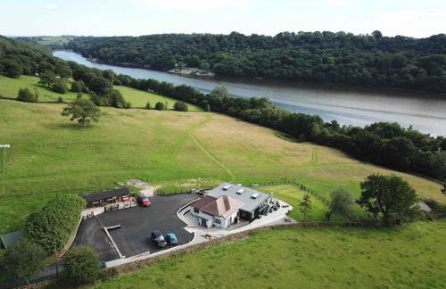 Luxury Accom with Amazing Views over Rudyard Lake - Photo 34