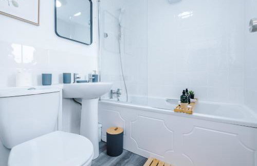 The Acacia Lodge - Beautiful & Modern 3-BR with FREE Parking - Perfect For Business or Work Stays by Parydise Properties - Foto 33