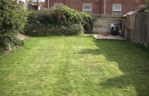 Open plan flat with large garden close to beach - Photo 9