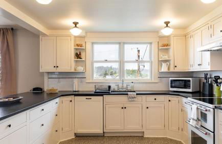 Private Beach Access + Water Views! Sleeps 18, Historic 6bdr Farmhouse w/ Deck - Foto 26