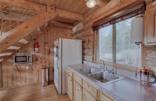 Cozy Log Cabin Loft Hot Tub on 5 wooded acres - Foto 18